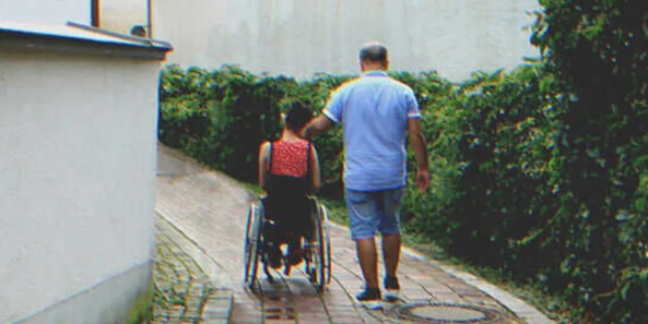 Mutter lässt Tochter im Rollstuhl bei Stiefvater, kehrt Jahre später zurück und erkennt sie nicht wieder   Story des Tages